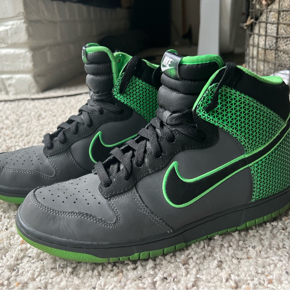 Mens high top black Nikes